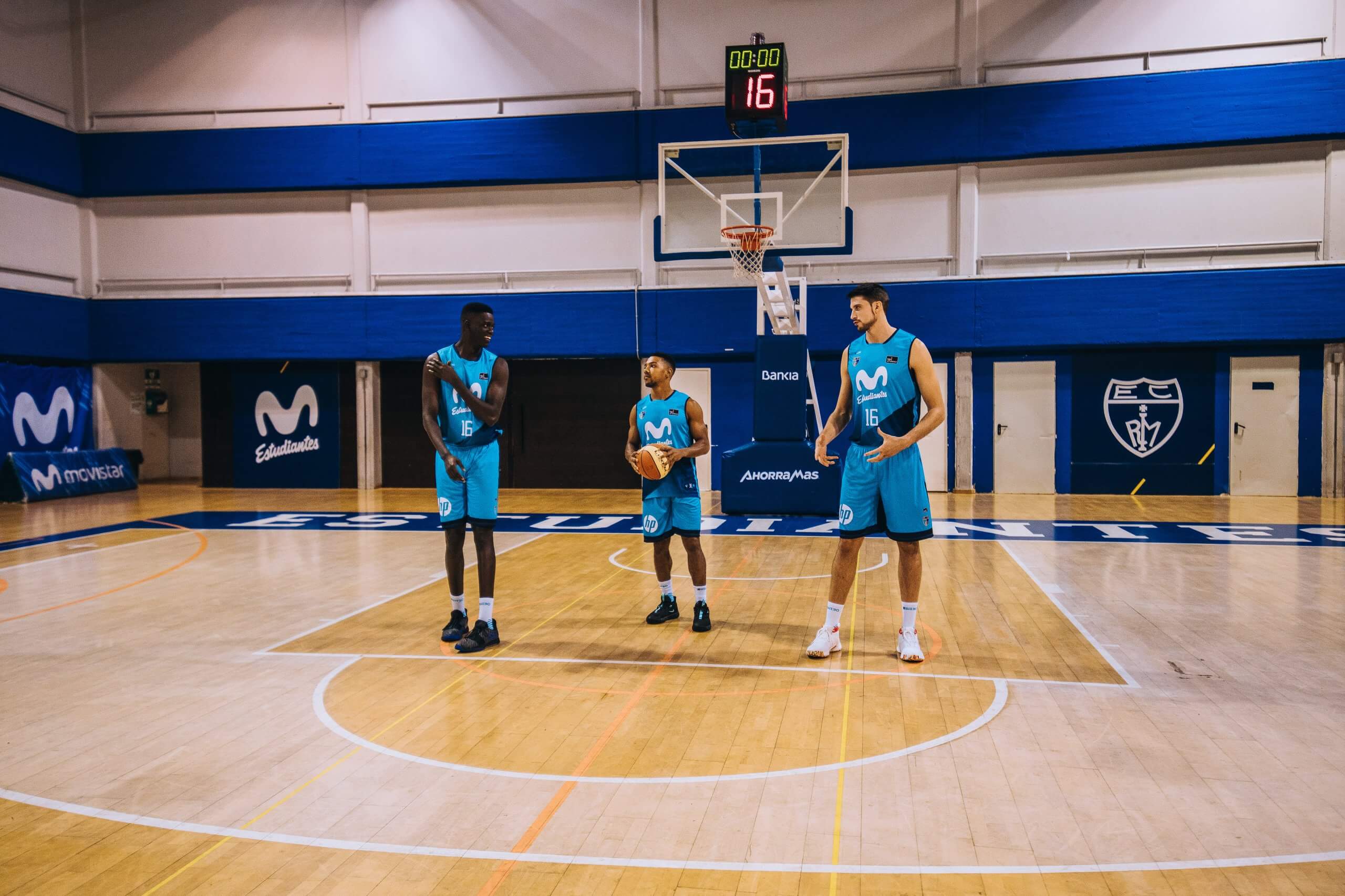 Equipo de baloncesto Movistar Estudiantes en rodaje de Agencia y Productora Audiovisual Brusau Films. / Marketing Educativo